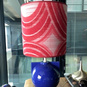 Handgemaakte roze lampenkap met unieke vintage ikea voet blauw