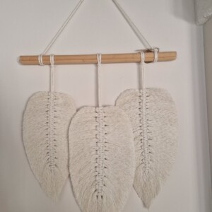 Hangemaakte macrame veren aan stok