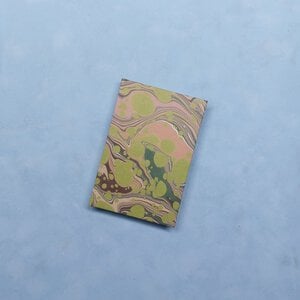 Klein blanco notitieboekje met Amsterdams Marmer, “Lente” (appelgroen)