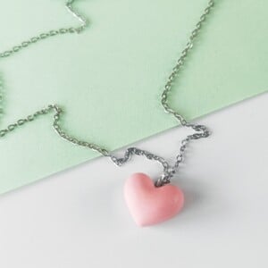 Klein roze hartje ketting