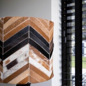 Laura koeienhuid lampenkap patchwork - echt leer - zwart, bruin, wit - visgraat - Ø30x26cm