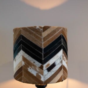 Laura koeienhuid lampenkap patchwork - echt leer - zwart, bruin, wit - visgraat - Ø30x26cm