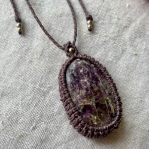Lepidoliet edelsteen macrame ketting handgemaakt