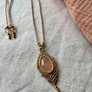 Lieve rozenkwarts macrame ketting handgemaakt