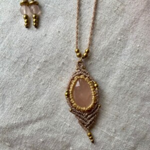 Lieve rozenkwarts macrame ketting handgemaakt