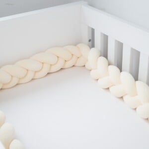 Honeybears Gevlochten Baby Bedbumper – Boxomrander baby – Hoofdbeschermer - Parkomrander - Bedrand - Bedomrander -Bed bumper ledikant - Jongens/Meisjes – 3 meter - Creme