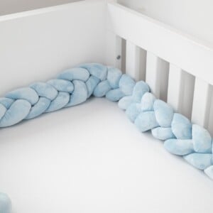Honeybears Gevlochten Baby Bedbumper – Boxomrander baby – Hoofdbeschermer - Parkomrander - Bedrand - Bedomrander - Bed bumper ledikant - Jongens/Meisjes – 3 meter - Lichtblauw