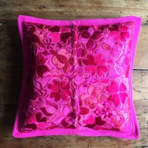 Licht roze mexicaanse kussenhoes uit de Chiapas regio.