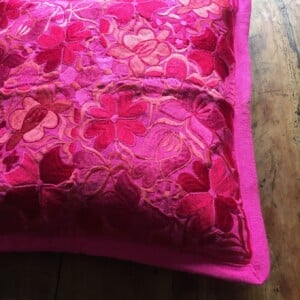 Licht roze mexicaanse kussenhoes uit de Chiapas regio.