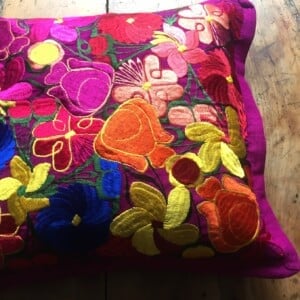 Fuschia donker blauw mexicaanse kussenhoes uit de Chiapas regio