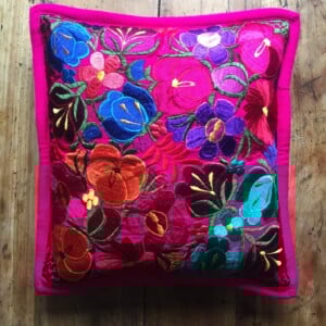Roze blauw geel mexicaanse kussenhoes uit de Chiapas regio