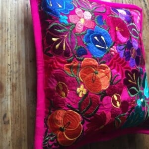 Roze blauw geel mexicaanse kussenhoes uit de Chiapas regio