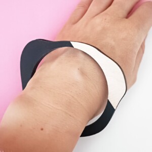 Organische bangle armband van hout en zwart kunststof type A