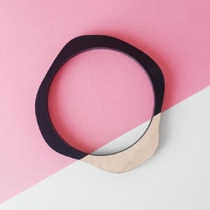 Organische bangle armband van hout en zwart kunststof type B