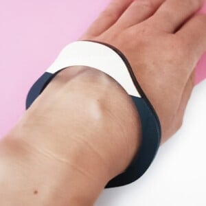 Organische bangle armband van hout en zwart kunststof type B