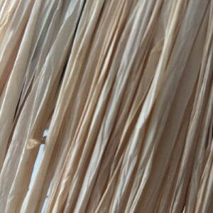 Raffia en een kringloop kapje met handgemaakt voetje