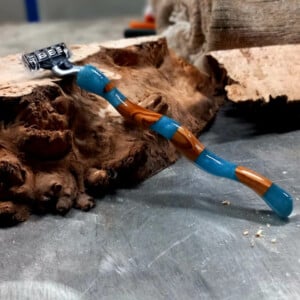 Scheermes houder van walnoot en epoxy Ivoor Blauw