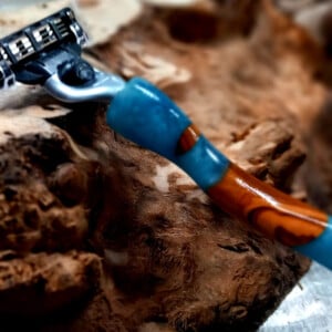 Scheermes houder van walnoot en epoxy Ivoor Blauw