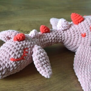 Sleeping Nessy/Slapende Nessy: Een zachte gehaakte knuffel vol Valentijns Liefde: zacht velvet