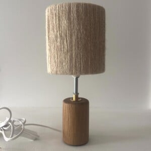 Super cute lampje in ecru met rond handgemaakt voetje