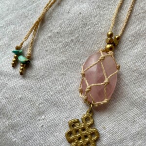 Tibetaanse knoop macrame rozenkwarts ketting handgemaakt