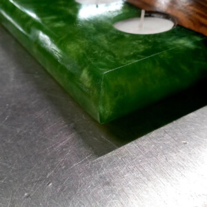 Waxine licht houder walnouthout en epoxy groen