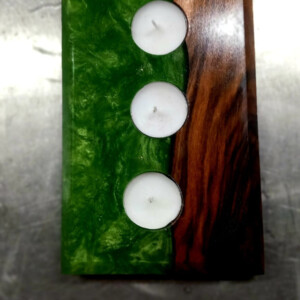 Waxine licht houder walnouthout en epoxy groen