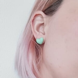 B-keus - Asymmetrische groene hartjes oorbellen