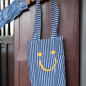 Blauw wit gestreepte smiley tas
