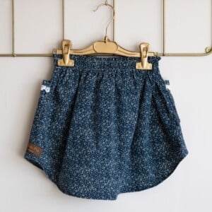 Upcycled donkerblauw zomer rokje met kant voor een meisje van 4 jaar