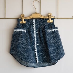 Upcycled donkerblauw zomer rokje met kant voor een meisje van 4 jaar