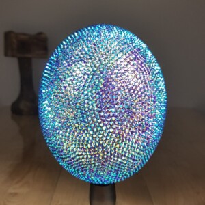 Echte struisvogel ei met swarovski kristal en 23ct verguld - opgezet onder acryl dome - gelimiteerde editie