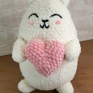 Gehaakte Chunky Cat met hartje: perfecte knuggel voor kattenliefhebbers. Velvet garen