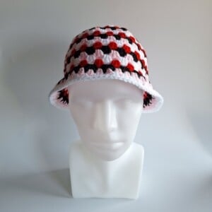 Gehaakte bucket hat 'Sassy Valentine'