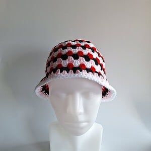 Gehaakte bucket hat 'Sassy Valentine'