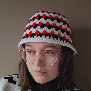 Gehaakte bucket hat 'Sassy Valentine'