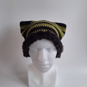 Gehaakte muts met imitatiebont 'Black & army green'