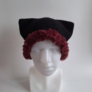 Gehaakte muts met imitatiebont 'Black & burgundy'