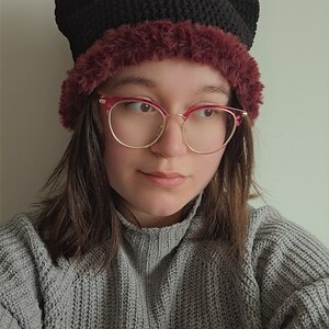 Gehaakte muts met imitatiebont 'Black & burgundy'