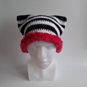 Gehaakte muts met imitatiebont 'Black, white & pink'