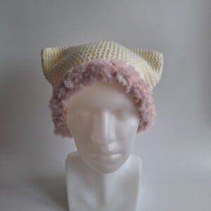 Gehaakte muts met imitatiebont 'Cream & light pink'