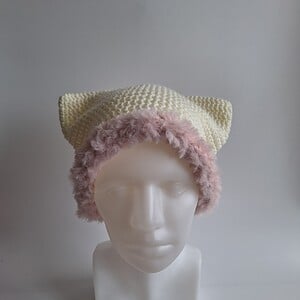 Gehaakte muts met imitatiebont 'Cream & light pink'