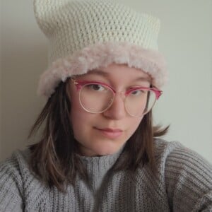 Gehaakte muts met imitatiebont 'Cream & light pink'