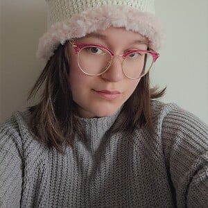 Gehaakte muts met imitatiebont 'Cream & light pink'