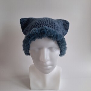 Gehaakte muts met imitatiebont 'Denim blue'