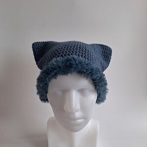 Gehaakte muts met imitatiebont 'Denim blue'
