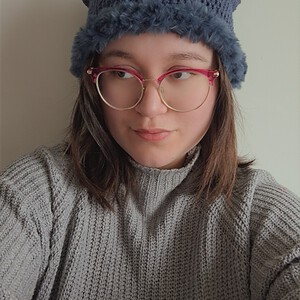 Gehaakte muts met imitatiebont 'Denim blue'