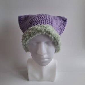 Gehaakte muts met imitatiebont 'Lilac & sage'
