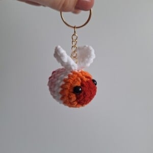 Gehaakte sleutelhanger 'Lesbian bee'