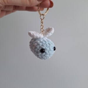 Gehaakte sleutelhanger 'Light blue & white bee'